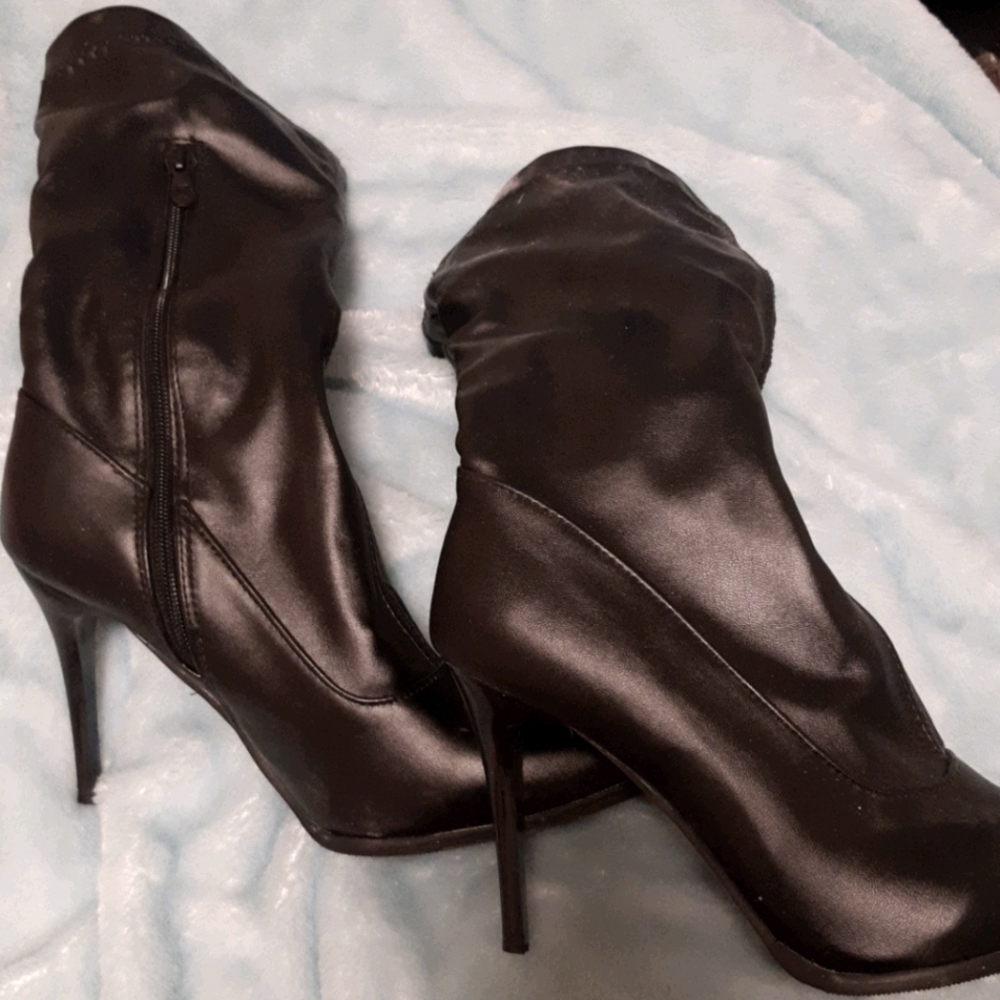 Womens NWT black leather size 9 stiletto boots